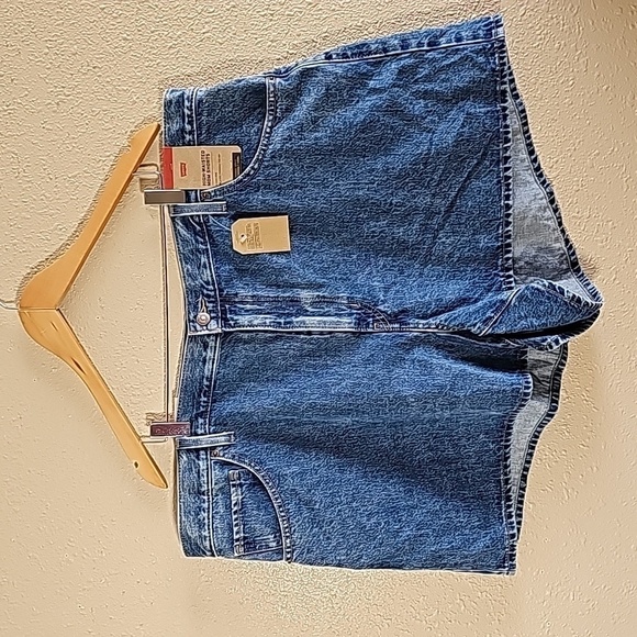 Levi's Plus Size Denim Shorts - Picture 3 of 3